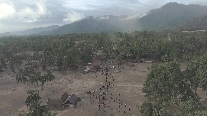 File:Ratusan rumah tertimbun abu vulkanik erupsi gunung Semeru.jpg