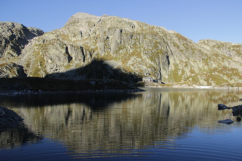 File:Refuge des 7 Laux, Lac Cottepens and Pic des Cabottes - panoramio.jpg