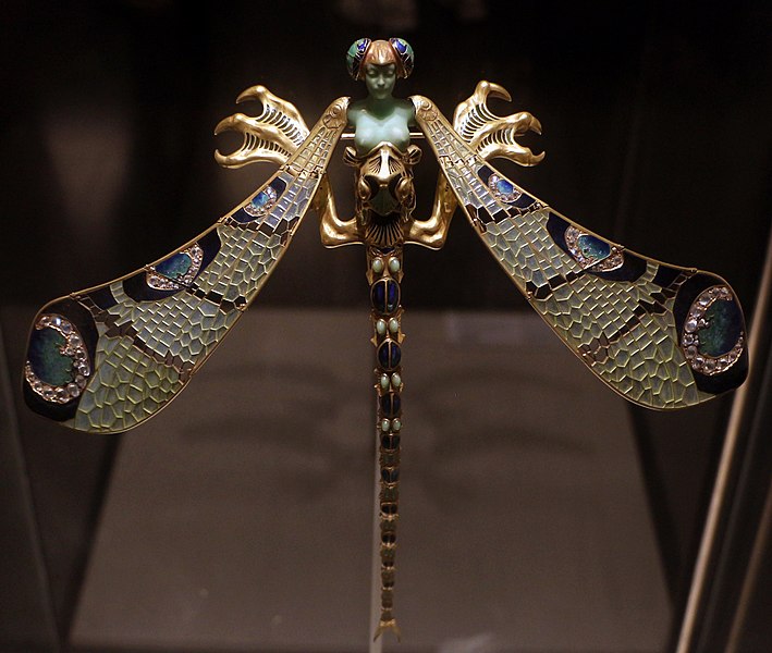 Dragonfly Lady brooch by René Lalique, made of gold, enamel, chrysoprase, moonstone, and diamonds (1897–98)