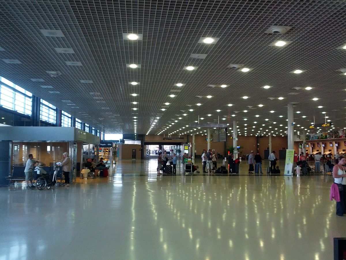 File:Reus airport terminal interior.jpg - Wikipedia