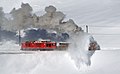 16.12 - 22.12: Ina locomotiva RhB Xrotd 9213 cun fargun da naiv da la Viafier retica sin la lingia Bernina a Lago Bianco.
