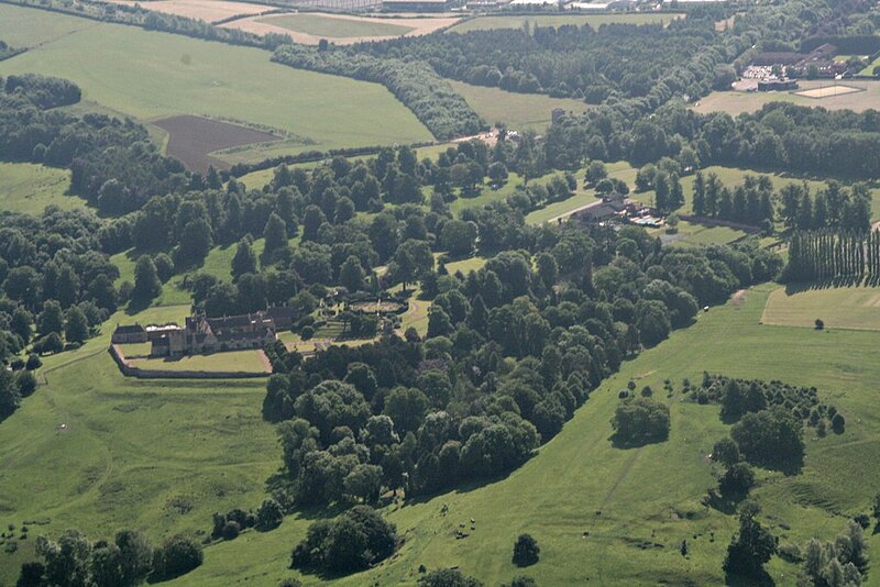 File:Rockingham Castle, aerial 2017 - geograph.org.uk - 5436388.jpg