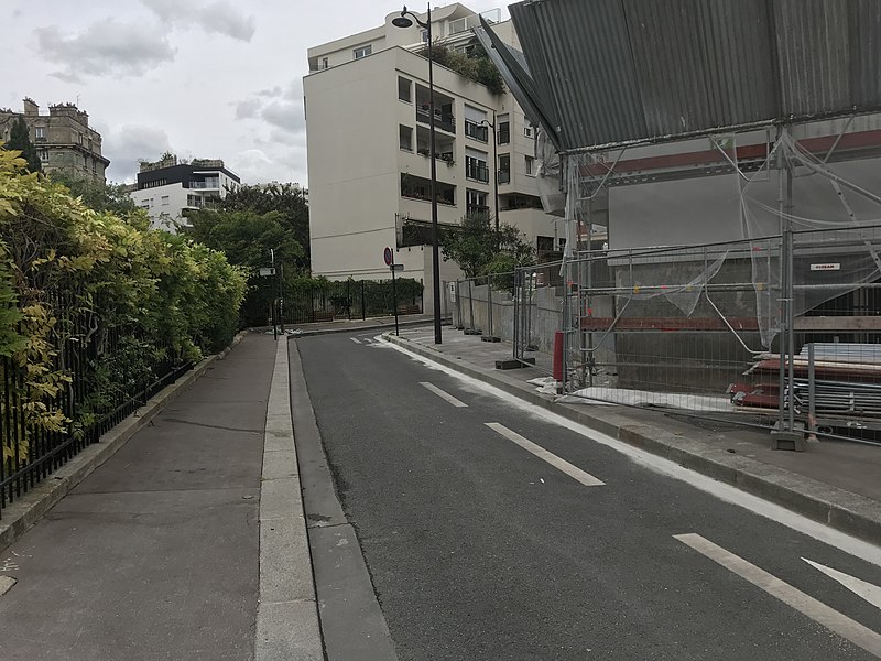 File:Rue du Colonel-Manhès (Paris) - vue.JPG