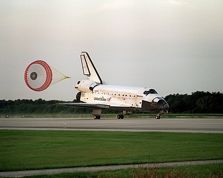 STS-85 lands at the Shuttle Landing Facility, 19 August 1997.
