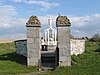 Puits Sainte-Renelde in Saintes (M) sowie die vom Brunnen und dem umliegenden Land (S) gebildete Menge.