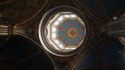 La cupola sormontante la crociera del transetto vista dall'interno