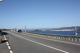 Pobřežní silnice PO-308 podél ústí Pontevedra k A Granxa Sanxenxo.