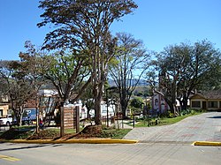 https://upload.wikimedia.org/wikipedia/commons/thumb/d/d3/Sao_Bendo_Sapucai_Igreja_do_Rosario.JPG/250px-Sao_Bendo_Sapucai_Igreja_do_Rosario.JPG