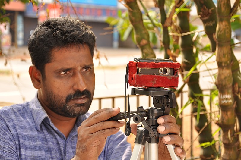 File:Sathish Kalathil with Jalachhayam camera.jpg