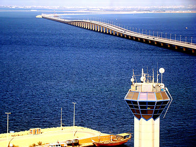 Saudi Bahrain Bridge, King Fahd Causeway sapanjang 25 km(16 mil).