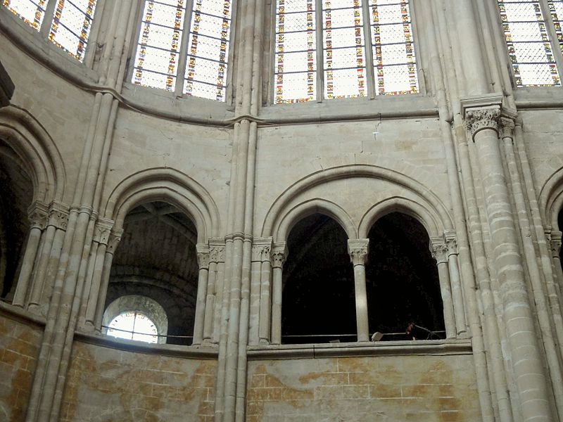 File:Senlis (60), cathédrale Notre-Dame, galerie au sud de l'abside.jpg