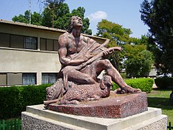 פסל דוד של הפסל דוד פולוס הנמצא ברמת דוד