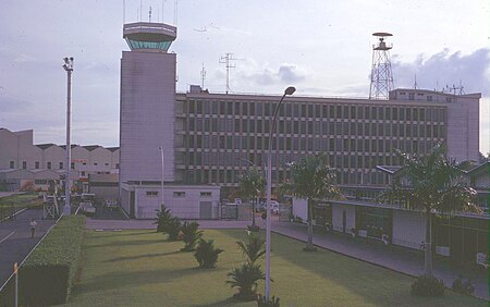 Tập_tin:Singapore_International_Airport_control_tower_and_terminal_building,_photographed_February_1969_×_July_1971.jpg