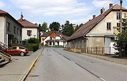 Hlavní silnice v Skuhrově nad Bělou