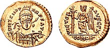 Photo de deux pièces de monnaie, la première ayant en relief le visage d'un homme, la seconde, un homme debout tenant un bâton et ayant des ailes.