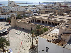 La Grandioza Moskeo de Sousse, Tunizio, vide de la turo de la Ribat