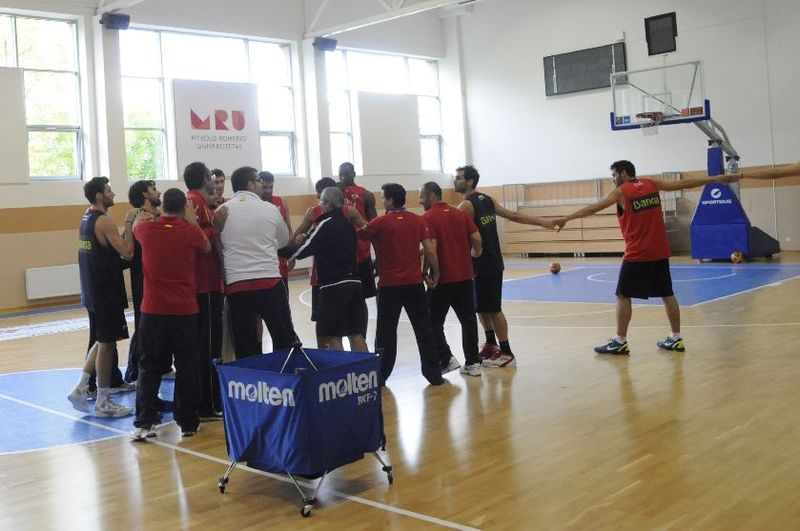 File:Spain national basketball team at MRU's sport hall.jpg