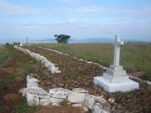 This photo shows a section of the British graves at the site of the Battle of Spion Kop. Many of the fallen soldiers were buried in the trenches where they died. These graves therefore give an indication of where the trenches were located at the time of the battle. Spioenkoploopgraf3.JPG