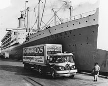 S.S. Oronsay in 1950. StateLibQld 1 137220 Borthwick's export meat truck alongside the Oransay at a Brisbane wharf.jpg