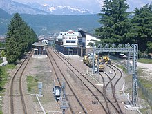 Centro intermodale di Pergine, stazione ferroviaria. Le fermate degli autobus si trovano sul retro dell'edificio. A fianco del Centro Intermodale si può notare la vecchia stazione