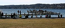 Steg mit Ausflüglern, Blick auf Starnberg