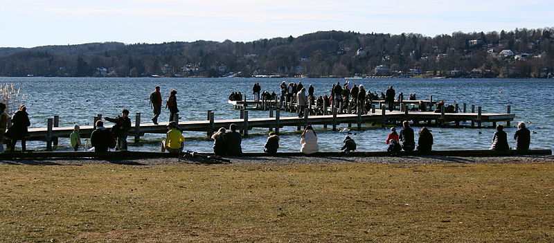 File:Steg am Starnberger See Blick auf Starnberg.JPG