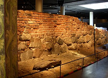 En rest av Stockholms norra stadsmur finns bevarad i Medeltidsmuseet.