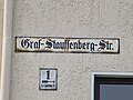 Миниатюра для Файл:Straßenschild Graf-Stauffenberg-Straße 20220508 125357cens.jpg