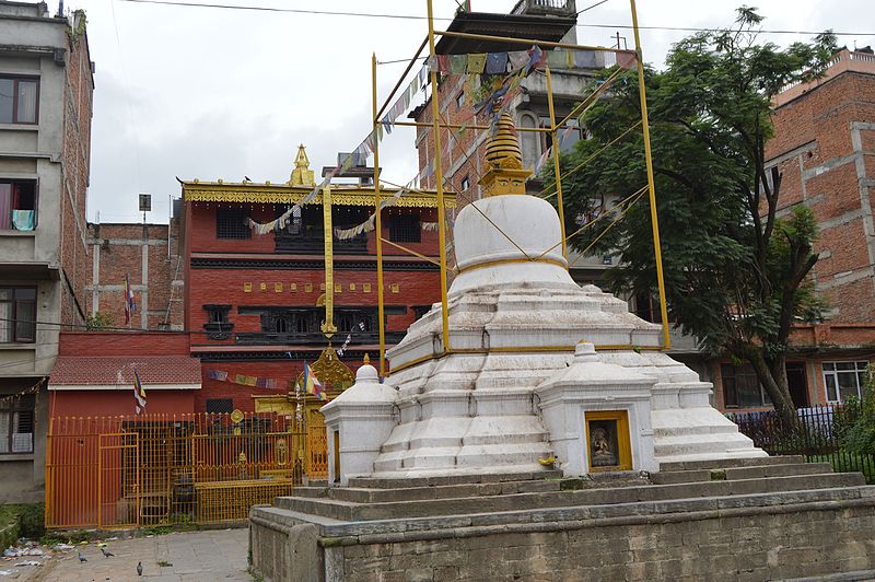 File:Stupa near Rato Machhindranath Temple, Patan, Lalitpur 07.jpg