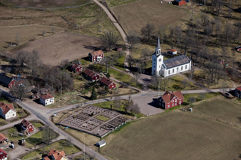 File:Svinhults kyrka från luften.jpg