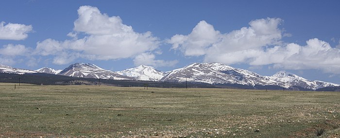 سلسلة جبال موسكيتو: (من اليسار إلى اليمين) جبل لوفلاند (13،692 قدمًا) ، جبل ديمقراطي ، جبل بروس وقمة كواندارى. على بعد ثمانية أميال من جنوب فيربلاي.