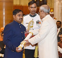 Prezident Shri Pranab Mukerji 2017 yil 30 martda Nyu-Dehli shahridagi Rashtrapati Bxavan shahrida fuqarolik investitsiyalari marosimida Shri Shekar Naik Lachma ga Padma Shri mukofotini topshirmoqda.