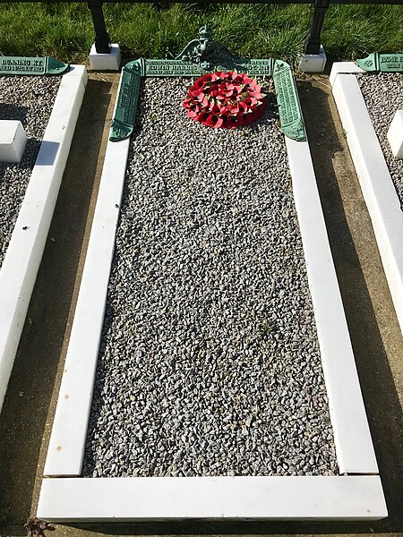 File:The grave of Edwin Harris Dunning grave in the churchyard of St Lawrence, Bradfield, Essex.jpg