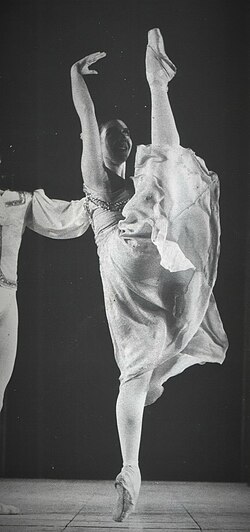 Miss Lauri in George Balanchine's Tschaikovsky Pas de Deux. Tiziana Lauri, Balanchine.jpg