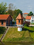 Level system with lath and writing level, massive houses with writing level accentuated by a hexagonal floor plan, tent roof, brickwork and decorative elements