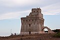 En primer plano la torre, al fondo una particular sombra del cielo.