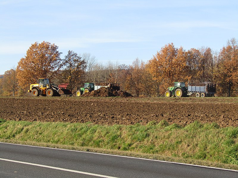 File:Traktoren John Deere 6930 und John Deere 6130R.jpg