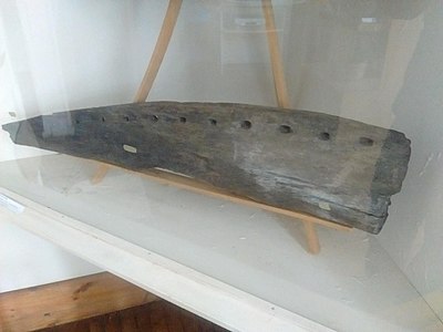 Uno de los dos fragmentos conservados en el museo de Achao.
