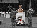 Ofrenda floral al busto del Tte Espinosa.