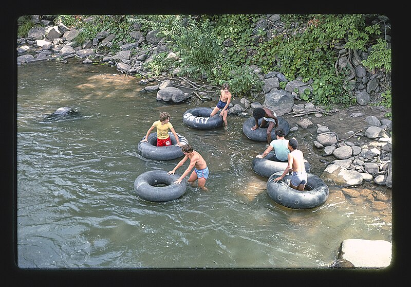 File:Tubers in Phoenicia, NY.jpg