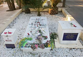 Tumba de Miguel Hernández en el cementerio de Alicante, España