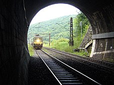 Spoorwegtunnel in het noorden van het dorp.