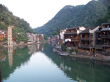 Archivo:Tuojiang_in_fenghuang.jpg