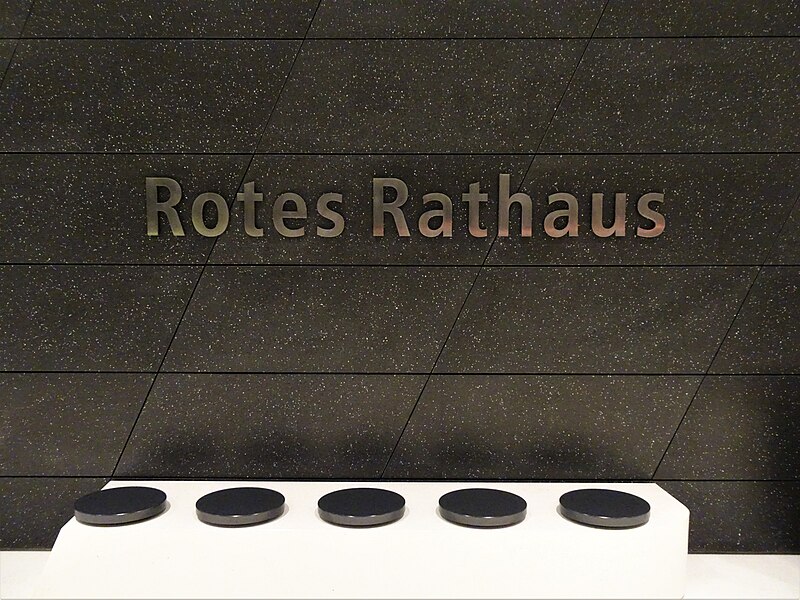 File:U-Bahnhof Rotes Rathaus (50687347603).jpg
