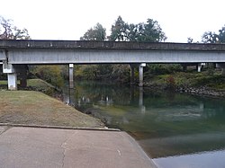 US-84 Spring Creek bridge regardant en amont.jpg