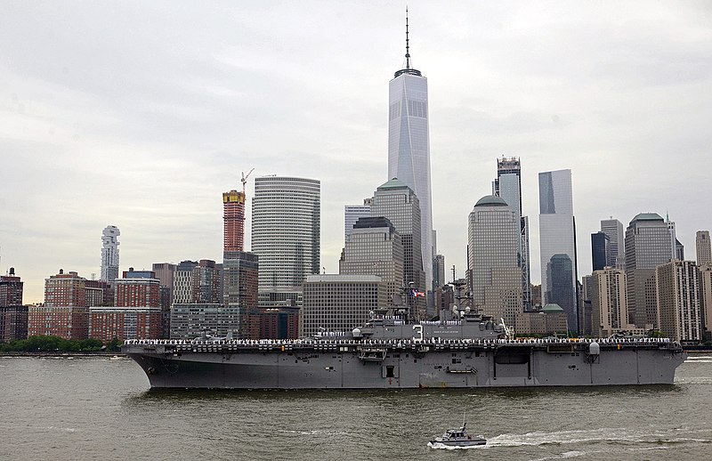 File:USS Kearsarge passes the One World Trade Center (34042555964).jpg