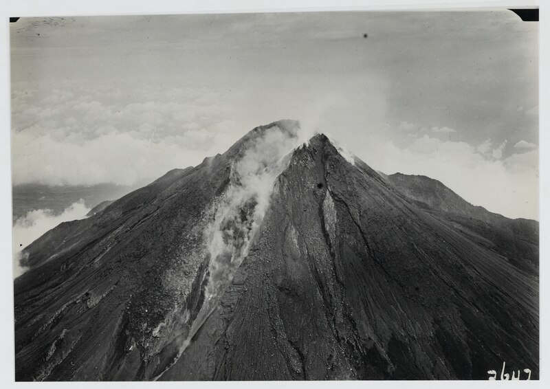 File:Uitbarsting van de Goenoeng Merapi op Midden-Java, KITLV 15655.tiff