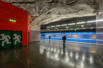 Universitetet (“a Universidade”) é uma estação de metrô na área de Frescati, perto da Universidade de Estocolmo e do Museu de História Natural. Foi inaugurada em 12 de janeiro de 1975. Desde a década de 1990, a arte da estação consiste em azulejos com Carlos Lineu e a Declaração Universal dos Direitos Humanos da ONU. A estação inclui 12 grandes painéis de azulejos, todos dedicados às viagens de Lineu pelo mar Báltico. A obra foi criada em Lisboa em azulejos, depois trazida para Estocolmo. (definição 6 016 × 3 980)