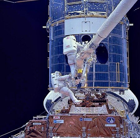 ไฟล์:Upgrading Hubble during SM1-3.jpg