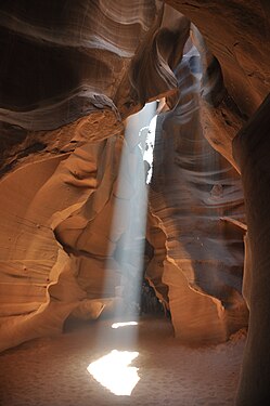 Crepuscular rays in Upper Antelope Canyon]]